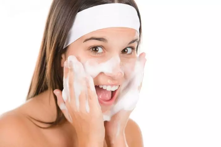 洗浄のための親水性油：化粧を除去するための最良の手段の評価。それは何と使いやすいですか？美容専門家のレビュー 4841_8