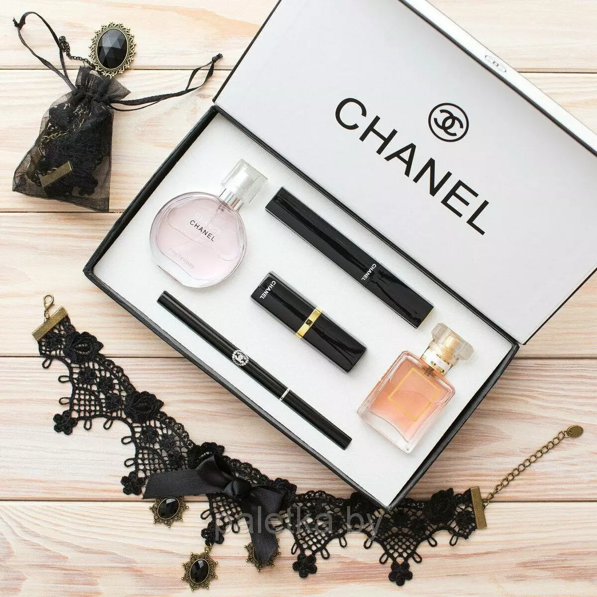 Cosmetics Chanel: Set o Cosmetics Addurnol, Cynhyrchion Newyddion, Adolygiadau 4846_11