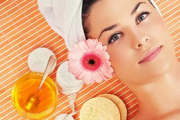 Características do óleo de mamona para o rosto e resulta após o seu uso (26 fotos): máscaras de rugas e manchas de pigmento em cosmetologia, aplicando creme com iodo de acne na pele do rosto, Reviews 4847_10