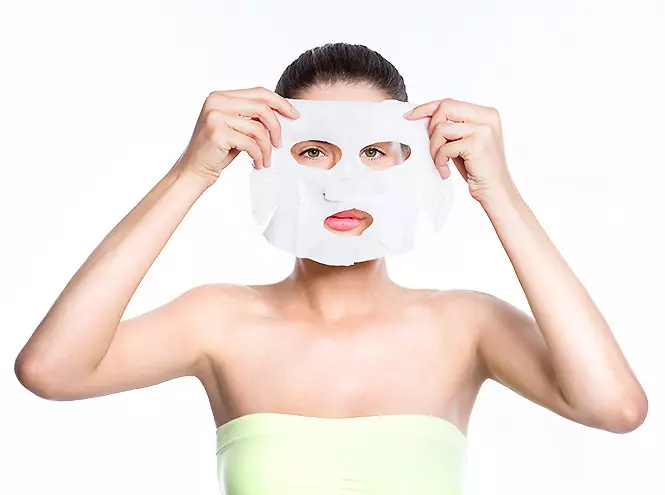 Карактеристики на маслото на ликовите за лицето и резултатите по неговата употреба (26 фотографии): маски од брчки и пигментни точки во козметологијата, примена на крем со јод од акни на кожата на лицето, прегледи 4847_18