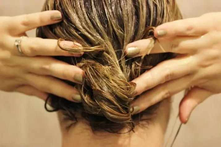 els cabells es repel·leixen (40 fotos): L'aplicació de màscares de petroli. Com aplicar correctament a casa? Comentaris abans i després 4849_20