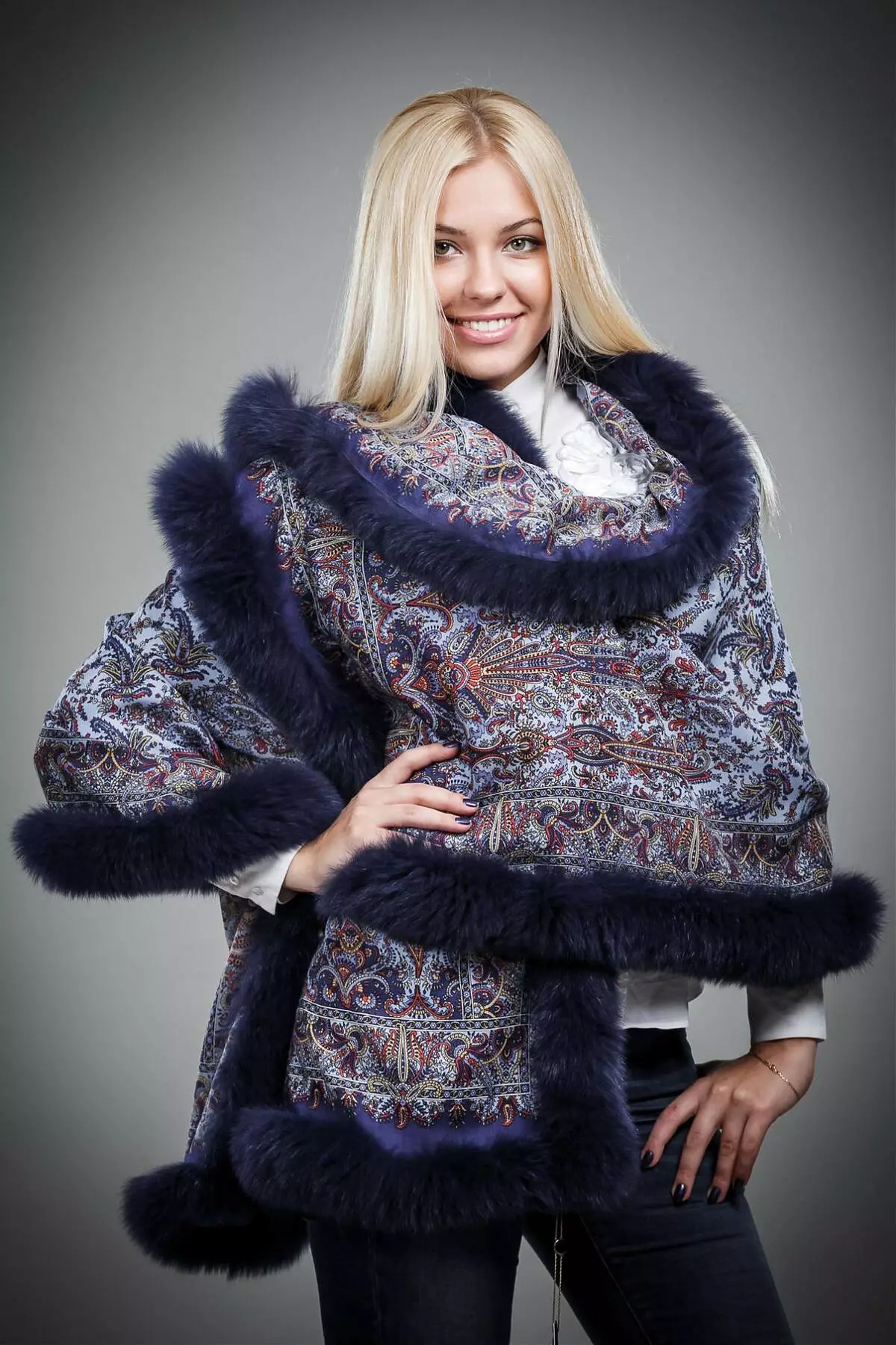 Mantel von Pavloposad-Muschaten (29 Fotos): Binden Sie ein pavelopospalstiges Taschentuch auf einen Mantel 484_17