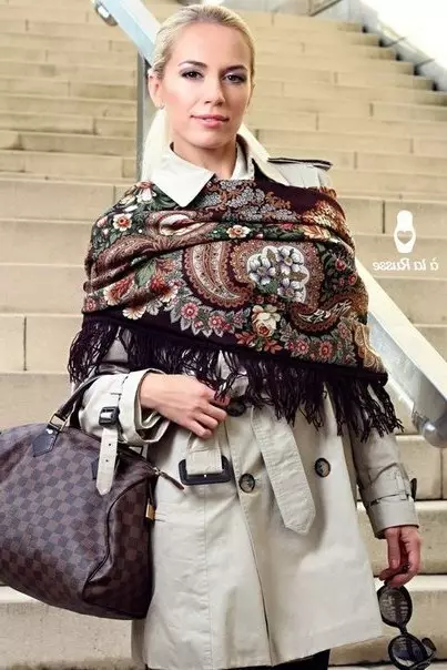Mantel von Pavloposad-Muschaten (29 Fotos): Binden Sie ein pavelopospalstiges Taschentuch auf einen Mantel 484_19