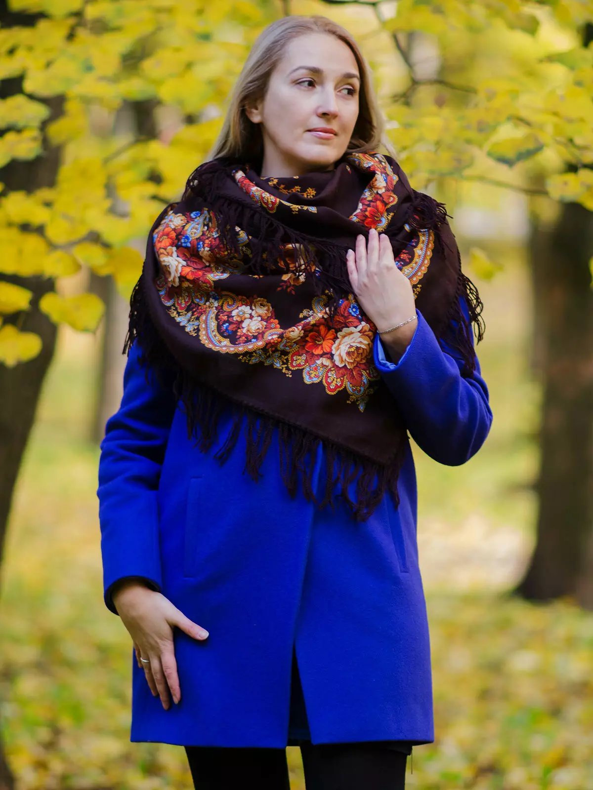 Mantel von Pavloposad-Muschaten (29 Fotos): Binden Sie ein pavelopospalstiges Taschentuch auf einen Mantel 484_22