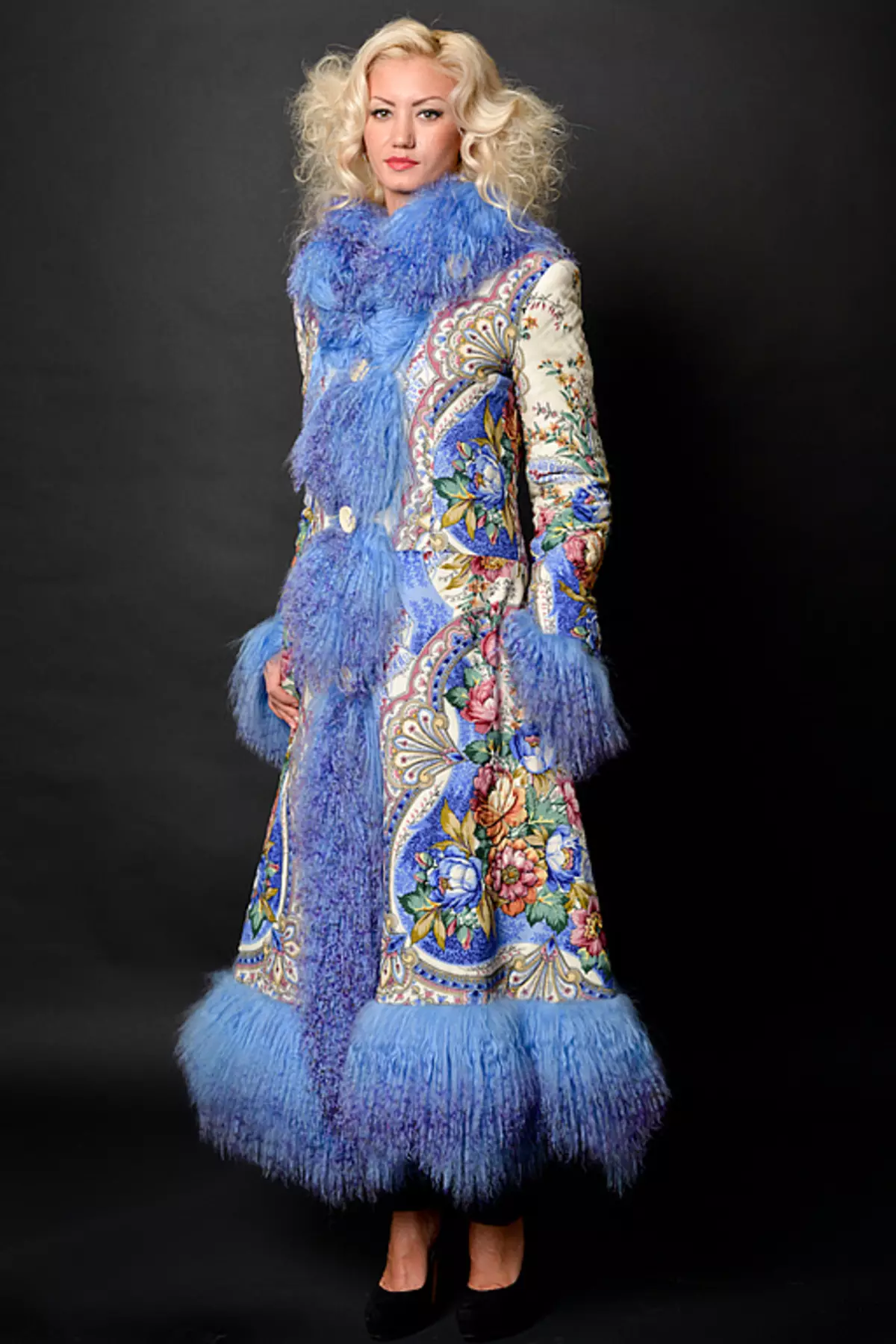 Mantel von Pavloposad-Muschaten (29 Fotos): Binden Sie ein pavelopospalstiges Taschentuch auf einen Mantel 484_4