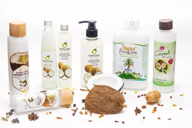 Vaj kokosit në kozmetikë: aplikimi i një kozmetike të tillë për lëkurë, qerpikët dhe thonjtë, përfitimet dhe kritikat 4861_25