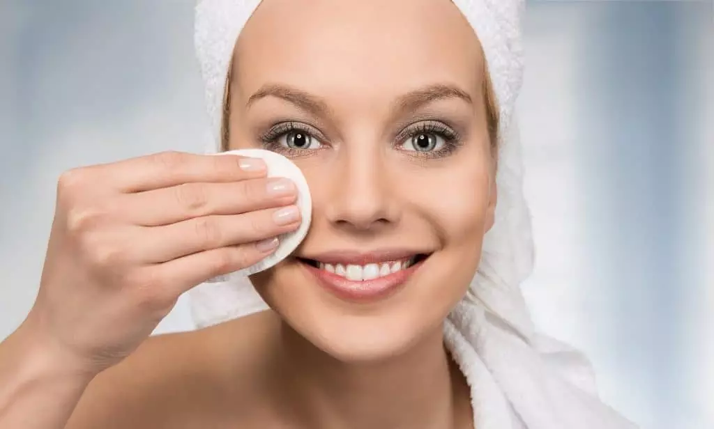 美容学の杉油：美容学、利益とレビューで顔のためのエッセンシャルオイルの適用 4867_16