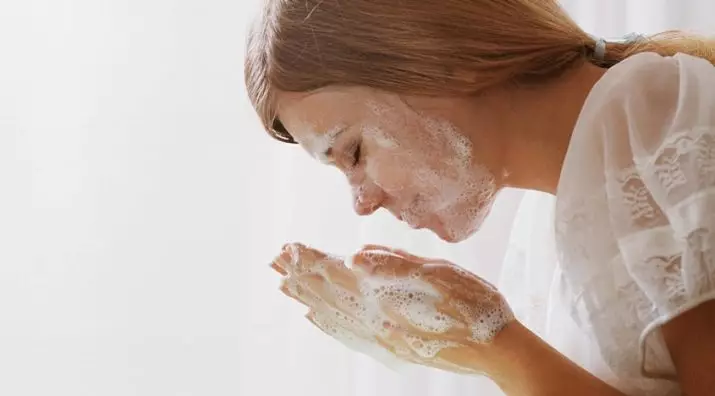 Efisiensi dan penggunaan minyak kelapa untuk wajah (48 foto): aplikasi produk di rumah dan manfaat masker wajah, ulasan kosmetologi 4879_22