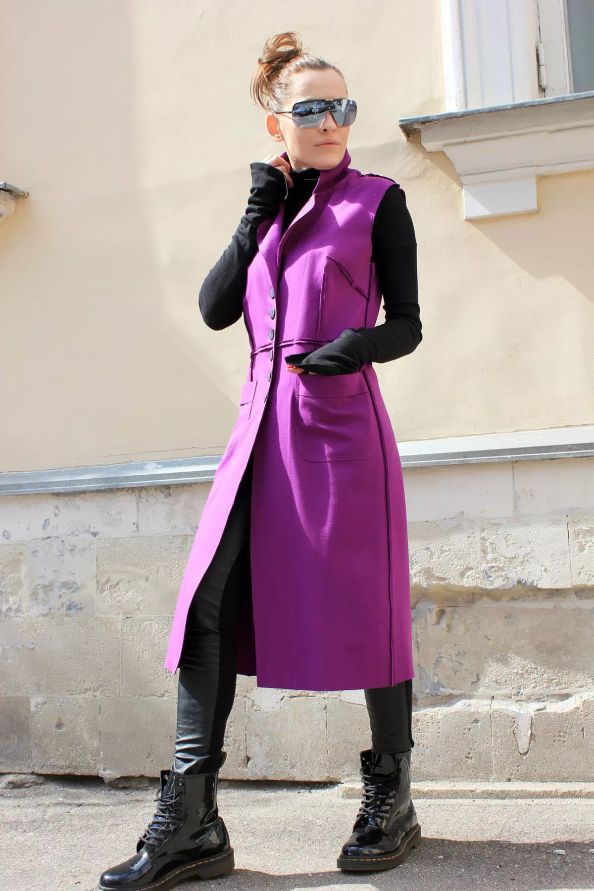 Ungu mantel (31 foto): mantel perempuan stylish dari warna ungu gelap, apa tas dan aksesoris lainnya untuk itu cocok 494_11