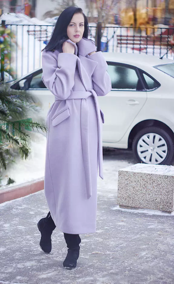 Ungu mantel (31 foto): mantel perempuan stylish dari warna ungu gelap, apa tas dan aksesoris lainnya untuk itu cocok 494_13