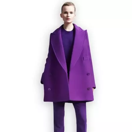 Purple палто (31 снимки): стилен женски палто на тъмно лилав цвят, каква чанта и други аксесоари към нея са подходящи 494_14