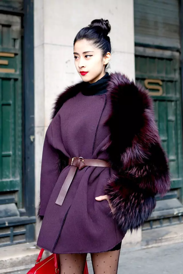 Purpurroter Mantel (31 Fotos): Stilvolle weibliche Mantel dunkelpurpurroter Farbe, was für eine Tasche und ein anderes Zubehör ist geeignet 494_15