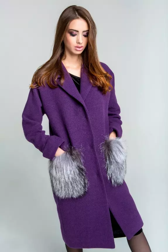 Ungu mantel (31 foto): mantel perempuan stylish dari warna ungu gelap, apa tas dan aksesoris lainnya untuk itu cocok 494_16