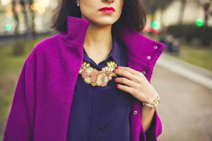 Ungu mantel (31 foto): mantel perempuan stylish dari warna ungu gelap, apa tas dan aksesoris lainnya untuk itu cocok 494_22