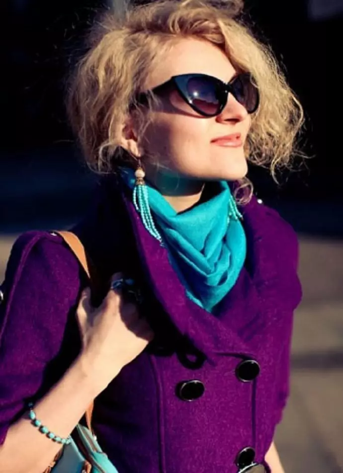 Ungu mantel (31 foto): mantel perempuan stylish dari warna ungu gelap, apa tas dan aksesoris lainnya untuk itu cocok 494_23