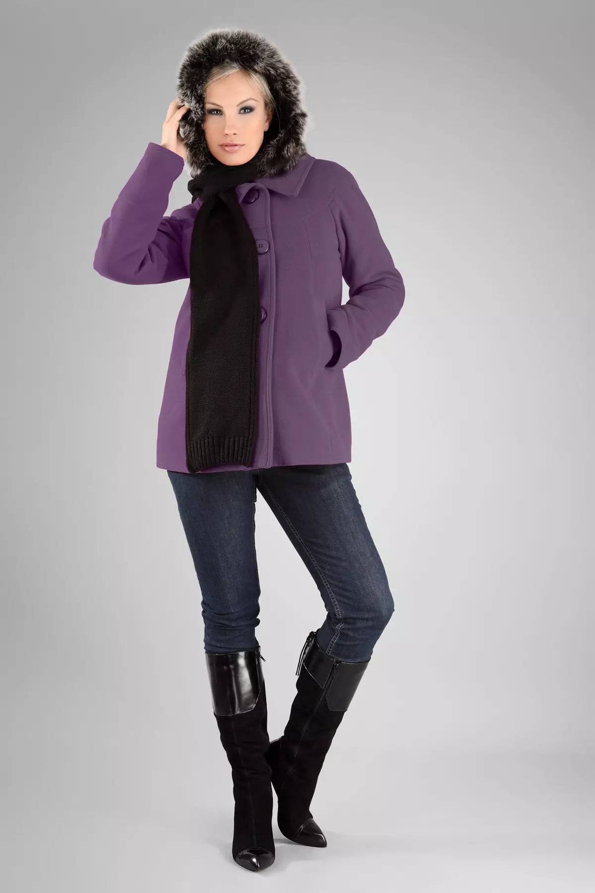 Ungu mantel (31 foto): mantel perempuan stylish dari warna ungu gelap, apa tas dan aksesoris lainnya untuk itu cocok 494_24