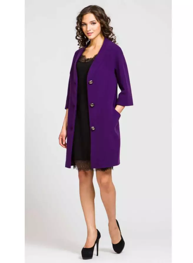 Purple палто (31 снимки): стилен женски палто на тъмно лилав цвят, каква чанта и други аксесоари към нея са подходящи 494_28