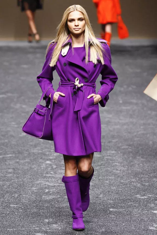Ungu mantel (31 foto): mantel perempuan stylish dari warna ungu gelap, apa tas dan aksesoris lainnya untuk itu cocok 494_3