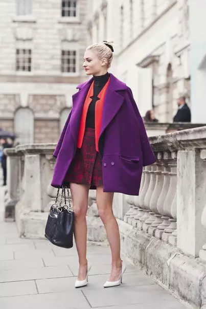 Ungu mantel (31 foto): mantel perempuan stylish dari warna ungu gelap, apa tas dan aksesoris lainnya untuk itu cocok 494_8