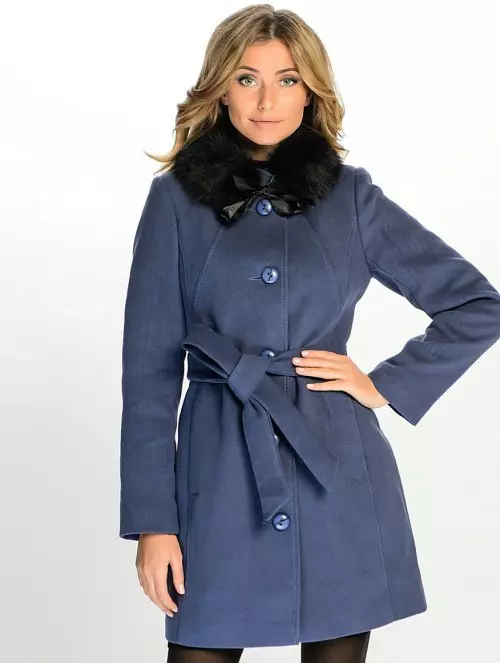 Elegir un abrigo femenino (47 fotos): qué tela son las más cálidas para una mujer, ya sea que habrá calor o no en una capa de poliéster o no 496_19