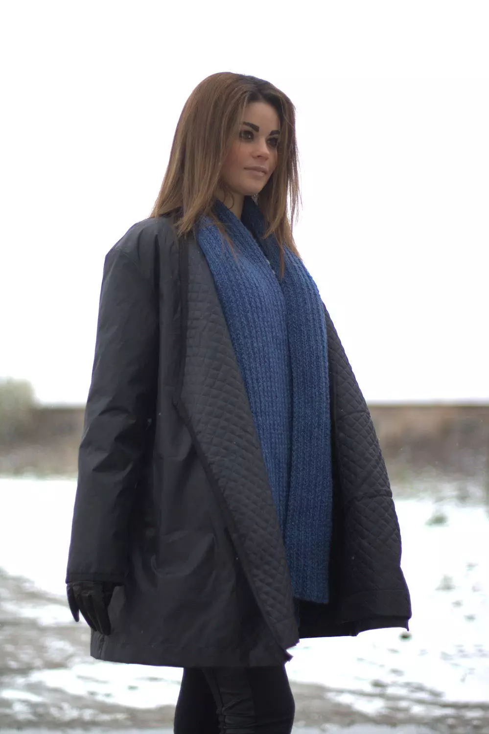 Scegliere un cappotto femminile Warmer (47 foto): che tessuto sono i più caldi per una donna se ci sarà calore o non in una mano di poliestere o no 496_21