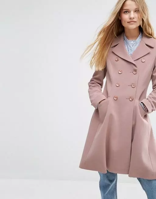 Scegliere un cappotto femminile Warmer (47 foto): che tessuto sono i più caldi per una donna se ci sarà calore o non in una mano di poliestere o no 496_30