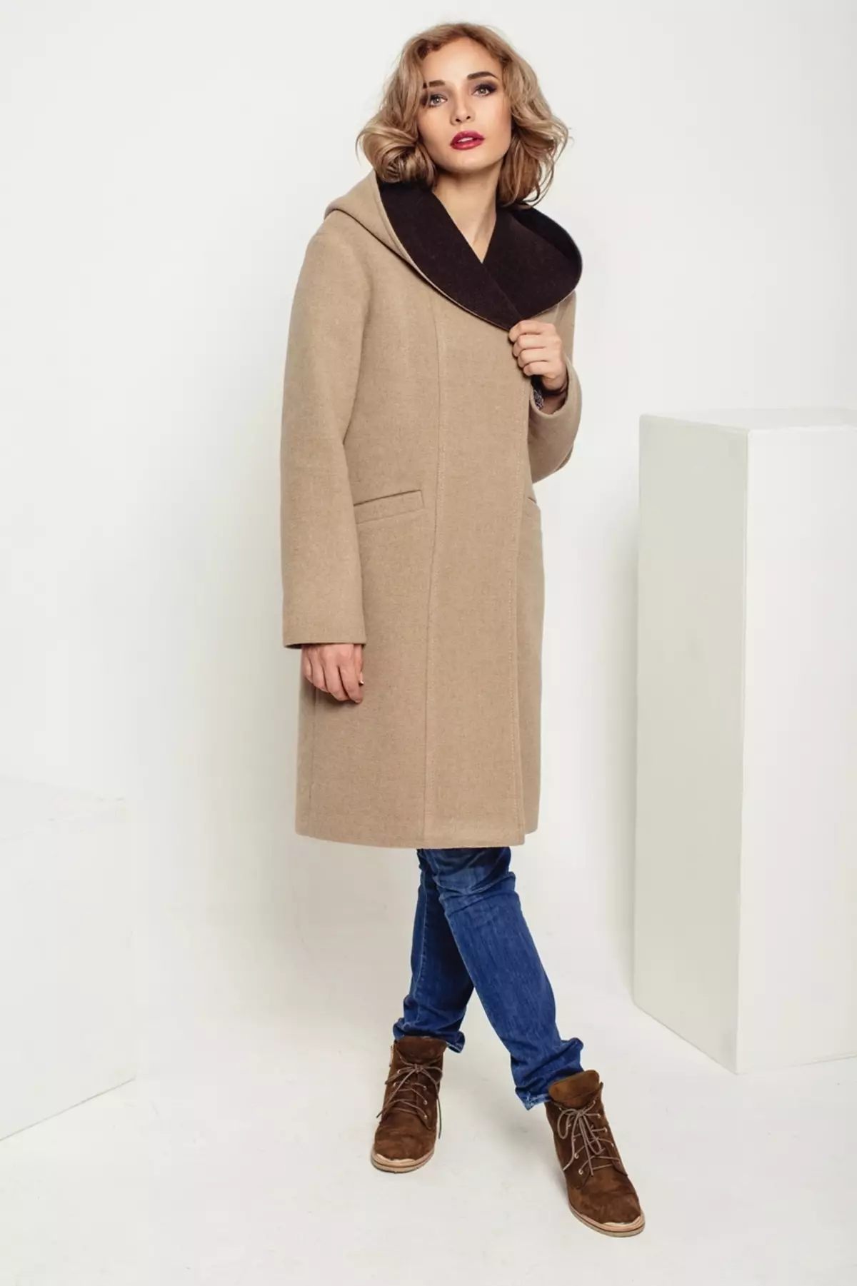 女性のコートウォーマーを選ぶ（47枚の写真）：ポリエステルのコートに暖かいかどうかにかかわらず、女性にとって最も暖かい布は 496_7
