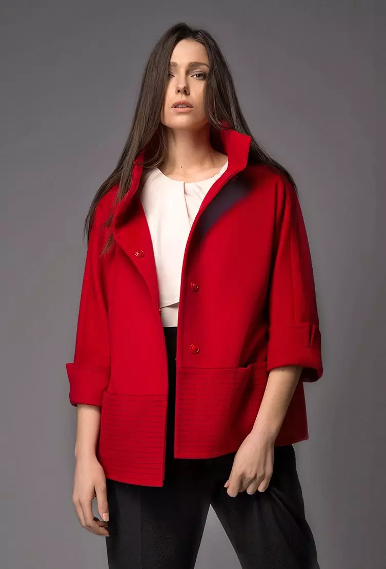 Le choix d'un chaud manteau femme (47 photos): Quel tissu sont les plus chaudes pour une femme s'il y aura la chaleur ou non dans une couche de polyester ou non 496_9