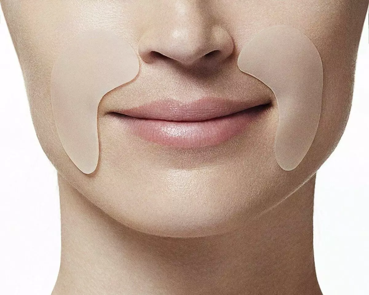 Закрпе за лице (38 фотографија): Шта је то? Карактеристике маски-закрпа и корејских закрпа за очи. Зашто клизе и да ли вам је потребно да оперете лице након употребе? 4985_21