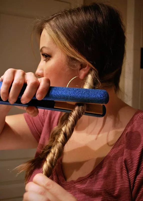 Làm thế nào để làm cho Curls sắt? 56 ảnh Làm thế nào để cuộn tóc của bạn trong những lọn tóc và đặt chúng trong một làn sóng bằng sắt duỗi thẳng? 5059_14