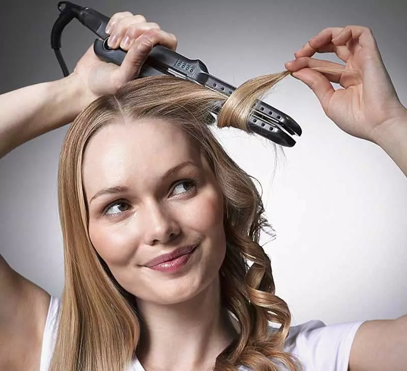 Como fazer cachos de ferro? 56 Foto Como enrolar seu cabelo em cachos e colocá-los em uma onda usando um endireitamento de ferro? 5059_54