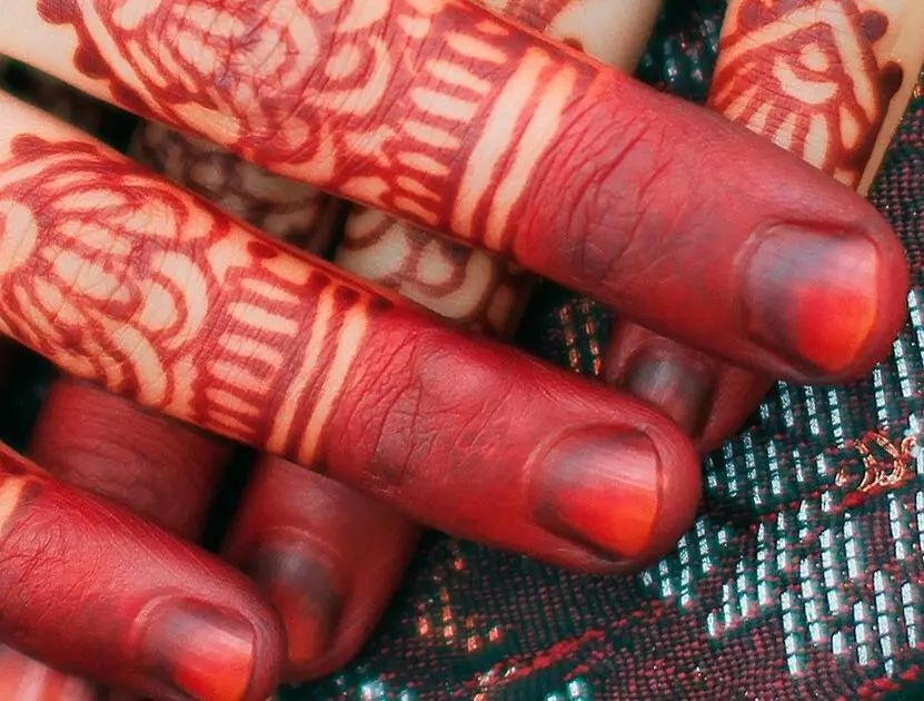 Henna don kusoshi: fasali na manicure da launuka na henna. Yadda za a zana kusoshi? Farin henna don cin hanci da baki, nahi mai shafi sauran heno 5072_4