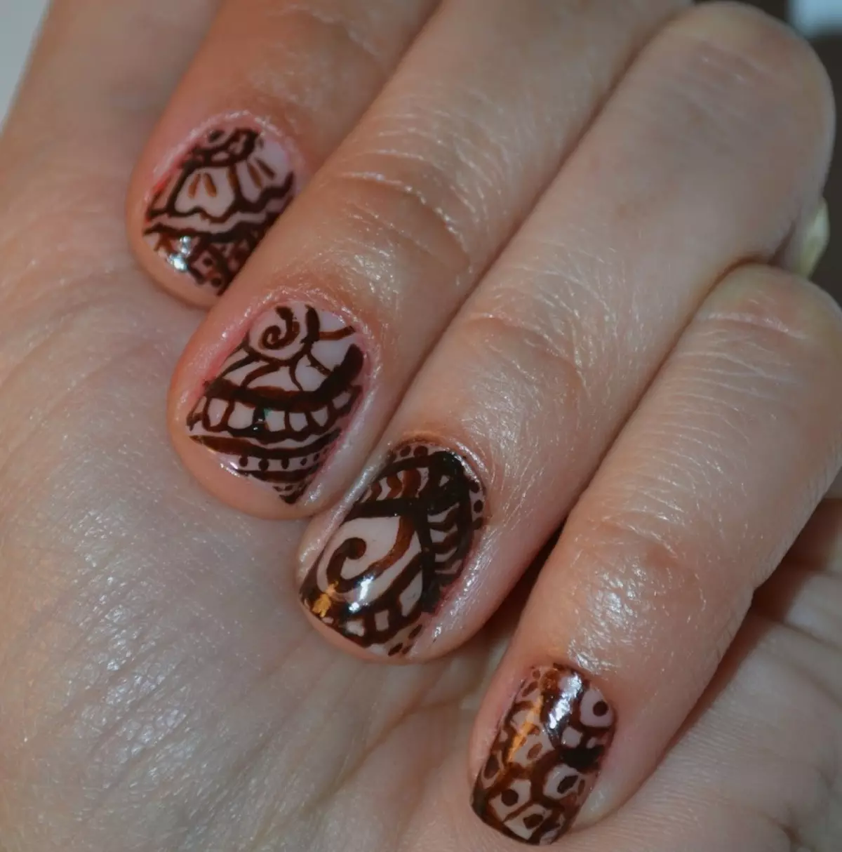 Henna nagiem: manikīra iezīmes un hennas krāsas. Kā gleznot nagus? Baltā henna krāsošanai un melnai, nagu pārklājumam Cits Heno 5072_9