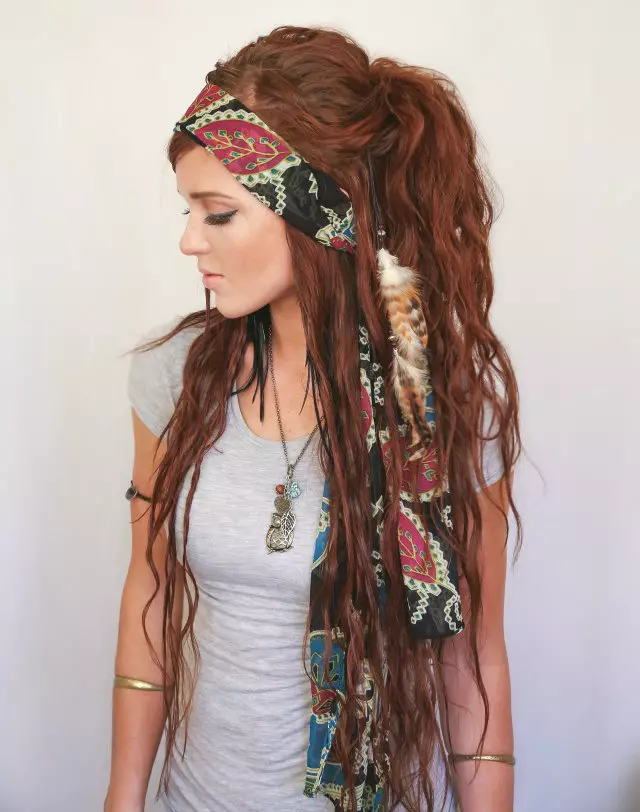Hippie frisurer (44 billeder): Kvinde og mænds hårklipp, almindelig styling til hverdagen og fletninger. Hår ornamenter 5077_19
