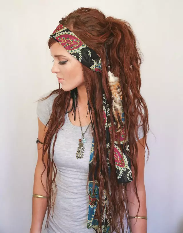 Acconciature hippy (44 foto): tagli di capelli femminili e maschili, stile ordinario per la vita e le trecce di tutti i giorni. Ornamenti di capelli 5077_19