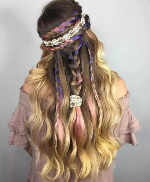 Gaya rambut hippie (44 foto): Kulit rambut lan rambut wadon, gaya biasa kanggo saben dinane lan braids. Ornamen rambut 5077_32