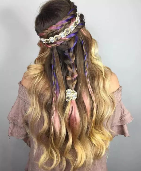 Hippie Frisuren (44 Fotoen): weiblech a Männer Hoer, déi normal Styling fir all Dag Liewen a Braids. Hoer Ornamenten 5077_32