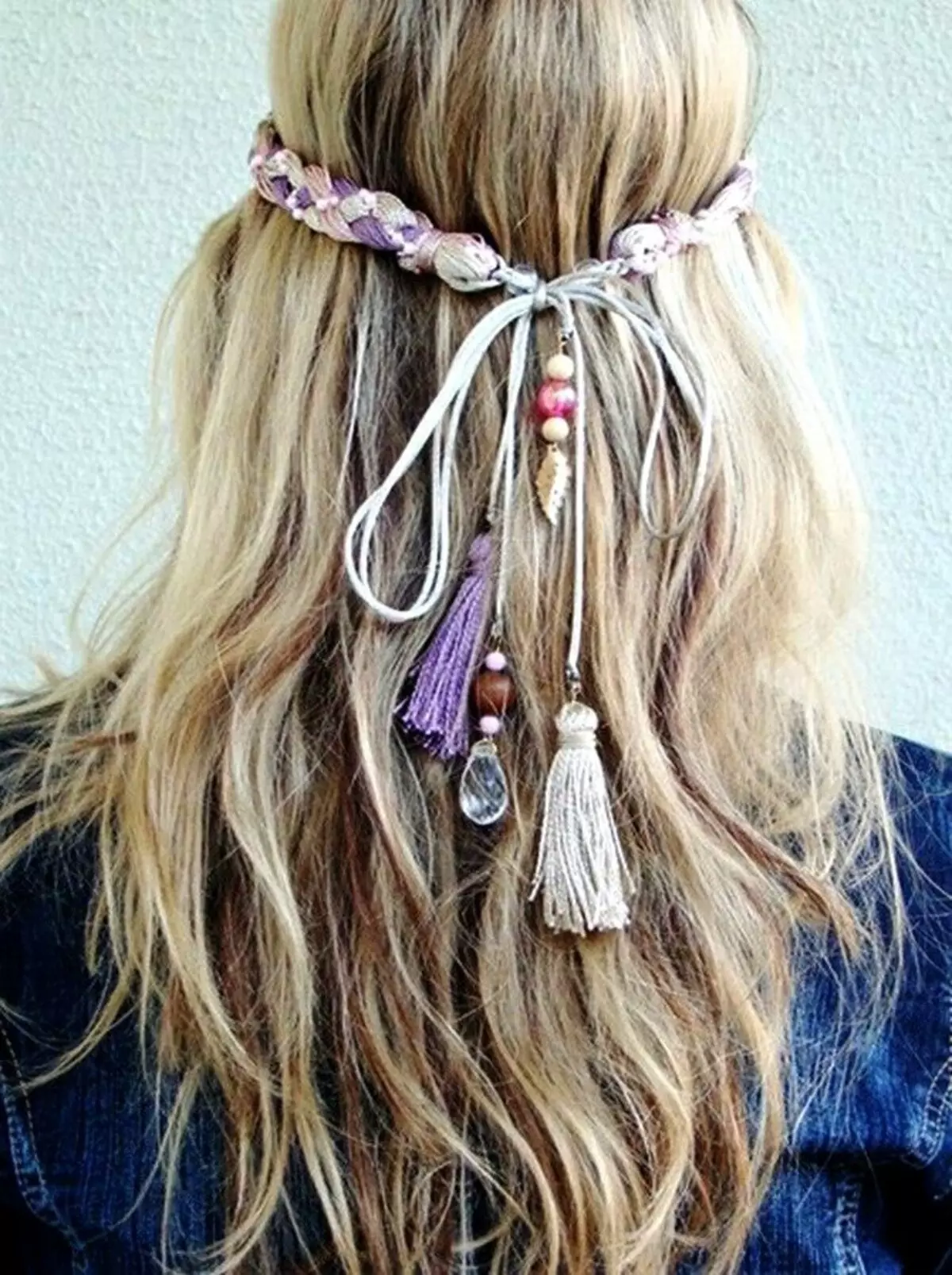 Gaya rambut hippie (44 foto): Kulit rambut lan rambut wadon, gaya biasa kanggo saben dinane lan braids. Ornamen rambut 5077_34