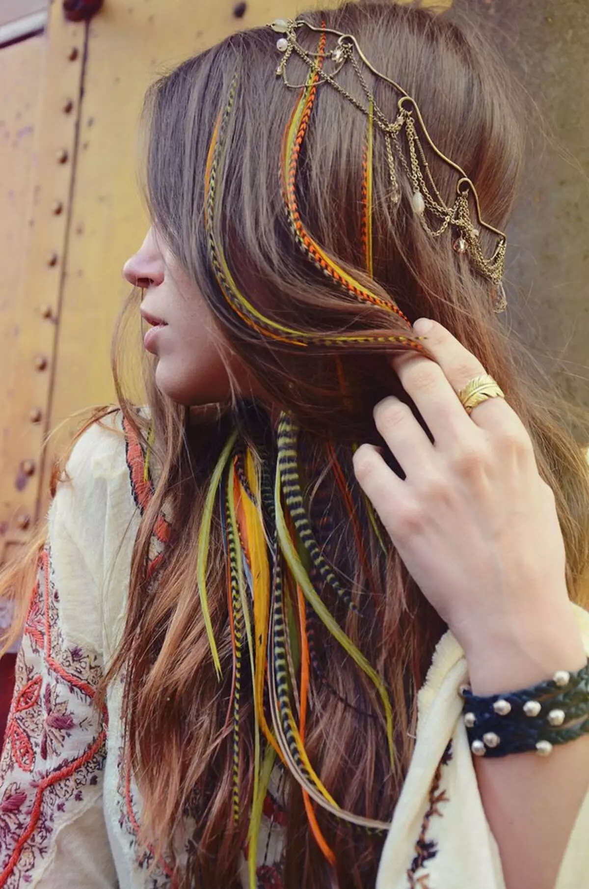 Acconciature hippy (44 foto): tagli di capelli femminili e maschili, stile ordinario per la vita e le trecce di tutti i giorni. Ornamenti di capelli 5077_35