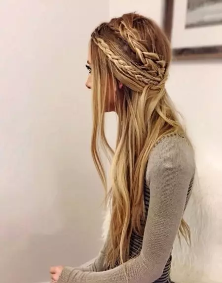 Acconciature hippy (44 foto): tagli di capelli femminili e maschili, stile ordinario per la vita e le trecce di tutti i giorni. Ornamenti di capelli 5077_38