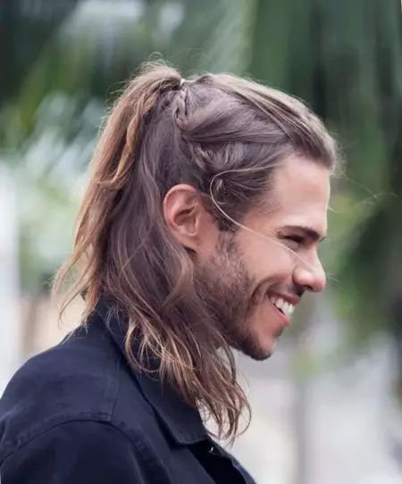 Gaya rambut hippie (44 foto): Kulit rambut lan rambut wadon, gaya biasa kanggo saben dinane lan braids. Ornamen rambut 5077_44
