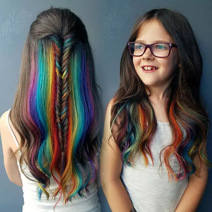 Hairstyles για το νέο έτος (80 φωτογραφίες): Τι μπορεί να γίνει με τα χέρια σας; Όμορφα χτενίσματα του νέου έτους σε μεσαία και μακριά μαλλιά, ιδέες για παιδιά και ενήλικες 5080_28