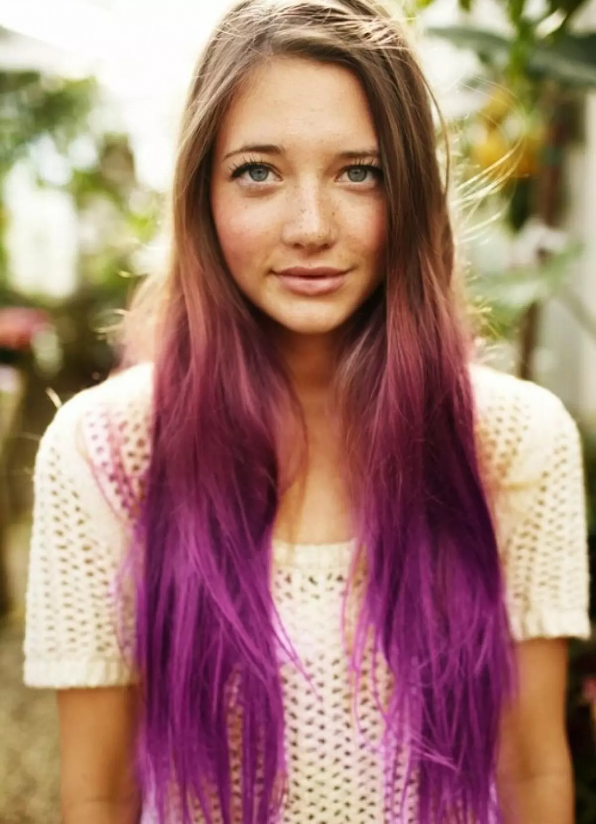 Каким цветом можно покрасить русые волосы. Фиолетовые пряди. Разноцветные пряди. Русые волосы с сиреневыми кончиками. Цветные кончики.