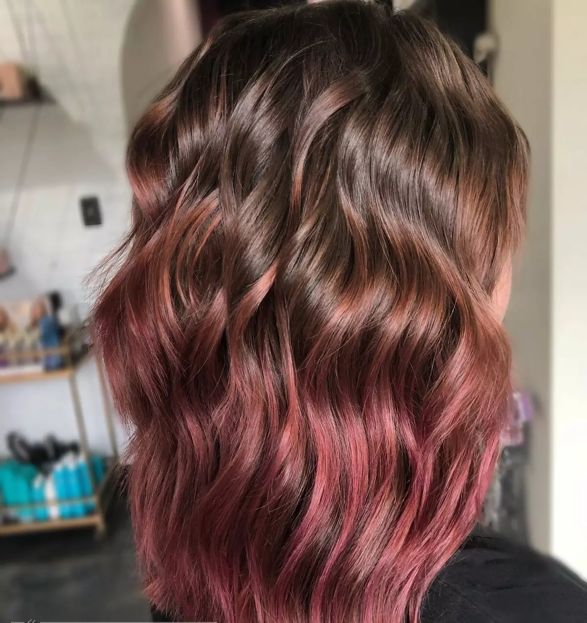 Ružičasta kosa savjeti (35 fotografija): Kako slikati na tamnom i svijetlom kosom kod kuće? Značajke bojenje bijele i smeđe, crvena i tamna kosa 5115_24