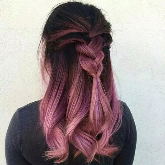 Consejos para el cabello rosado (35 fotos): ¿Cómo pintar en el pelo oscuro y ligero en casa? Características de la tinción de pelo blanco y marrón, rojo y oscuro. 5115_25