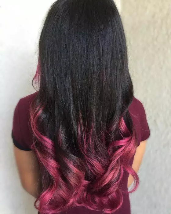 Růžové vlasy tipy (35 fotek): Jak malovat na tmavé a světlé vlasy doma? Rysy barvení bílé a hnědé, červené a tmavé vlasy 5115_8
