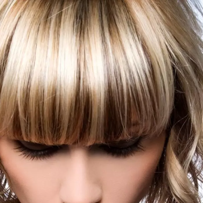 Lekkie włosy (92 zdjęcia): modne odcienie z nazwami. Metody barwienia w jasnych odcieniach krótkich, średnich i długich włosów 5123_79