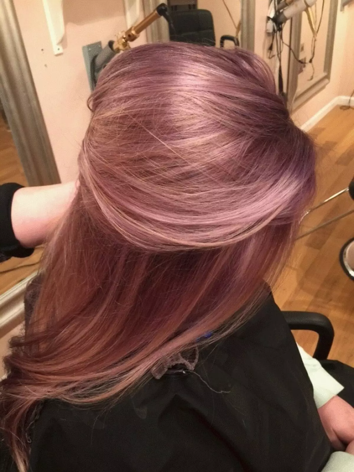 Темно розовая краска. Коричнево розовый цвет волос. Окрашивание волос с розовым оттенком. Коричнево розовые волосы. Русые волосы с розовым отливом.