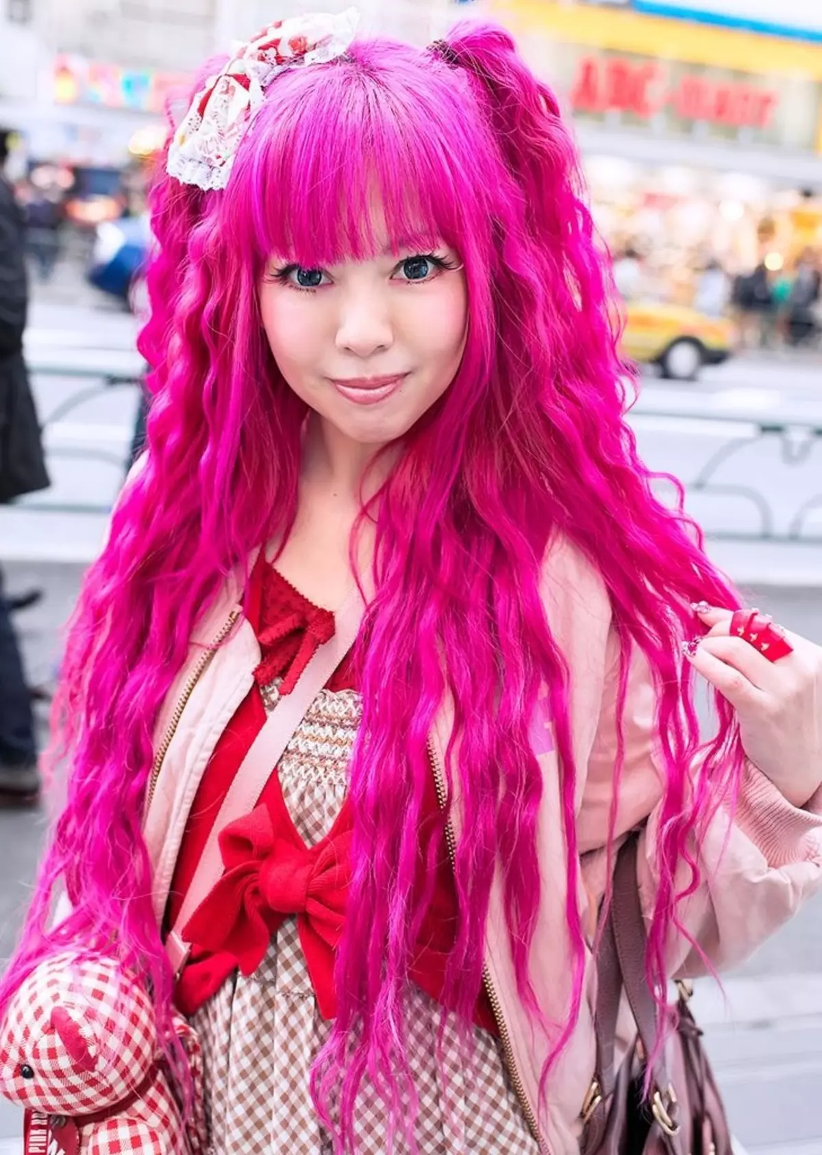 Девочка где то розовая. Пинк Хаир. Хараджуку. Розовые волосы. Японка с розовыми волосами.