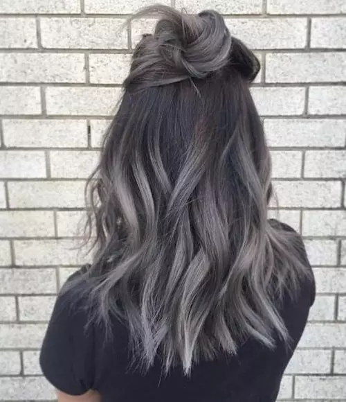 Cinza loira escura: o que é esta cor de cabelo? Como cuidar de uma tonalidade de cinzas marrom após a coloração? 5128_31